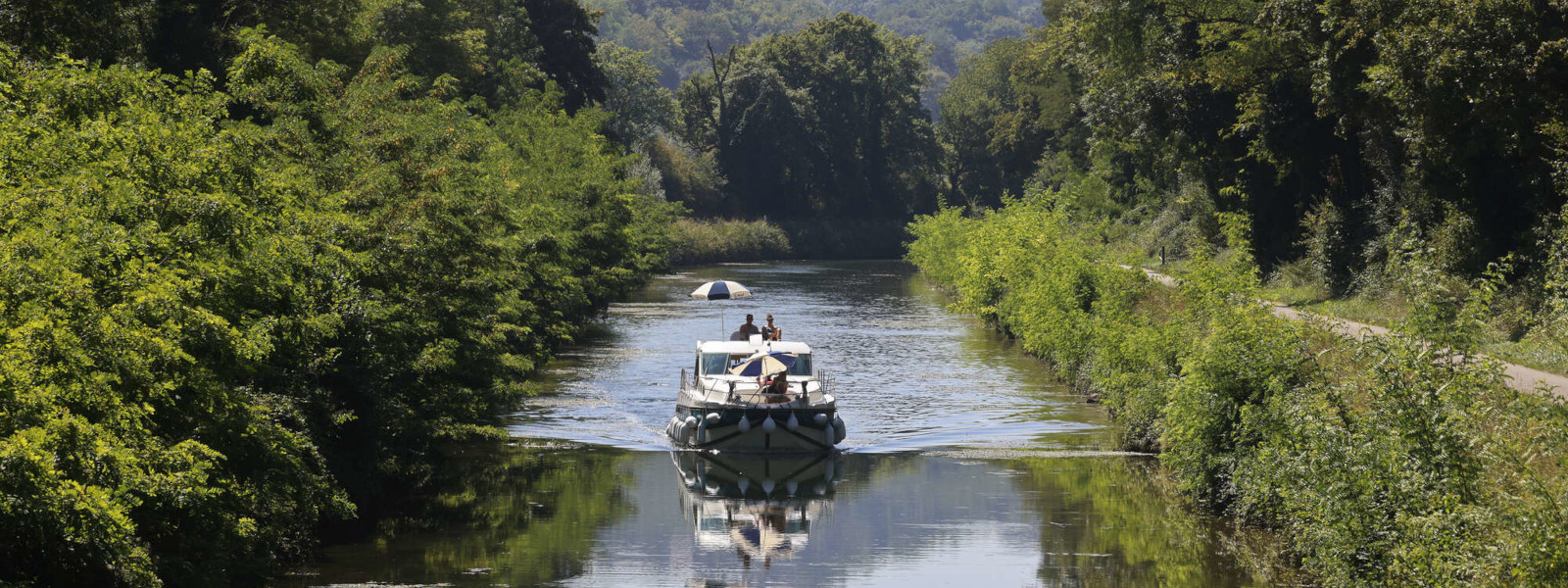 un bateau de plaisance sur le Doubs